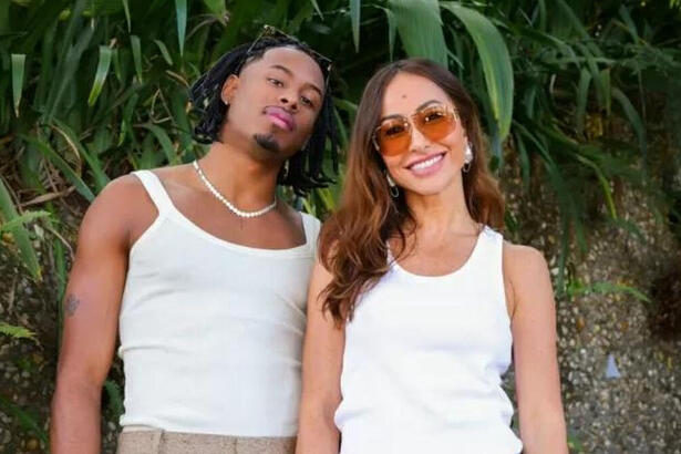 Paulo André ao lado de Sabrina Sato ambos estão de camisa branca