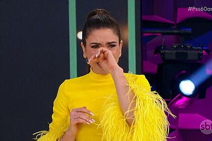 Patrícia abravanel chora e enxuga suas lágrimas com as mãos no especial do programa silvio santos