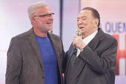 Raul gil e kadu moliterno no palco do programa raul gil