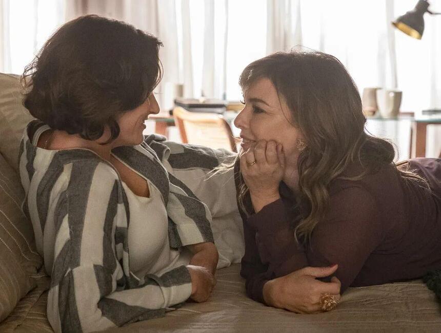 Priscila Sztejnman e Regiane Alves antes da cena de beijo de Clara e Helena, em Vai na Fé