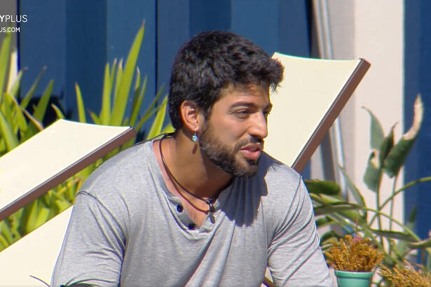 Ricardo Villardo em pé, sorrindo, durante job
