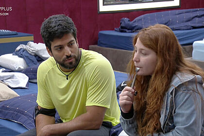Ricardo Villardo e Giulia Garcia sentados na cama conversando sobre Zona de Risco