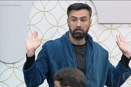 Bruno Tálamo levanta os braços em discussão com Alexandre Suíta no A Grande Conquista