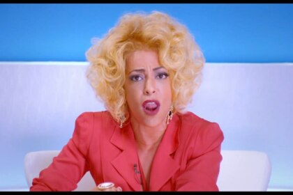 Samantha Schmutz de peruca loira no filme Tô Ryca