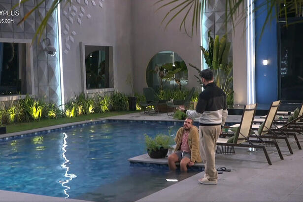 Toko e Bruno conversando na piscina