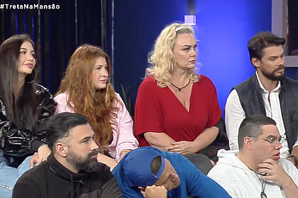 Moradores sentados como uma plateia em trecho da atividade do TretaCast no A Grande Conquista