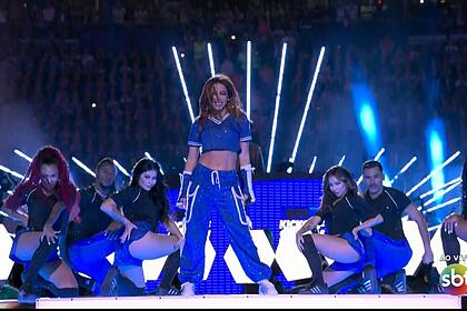 Anitta no palco da final da uefa champions league
