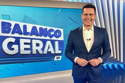 Willian leite em frente ao telão do balanço geral sp edição de sábado