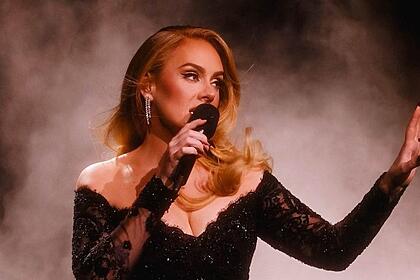 Adele de vestido preto cantando na divulga&ccedil;&atilde;o do &aacute;lbum 30