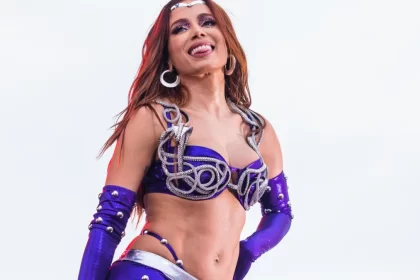 Anitta mostrando a língua durante show. A musa brasileira se apresenta na champions league 2023