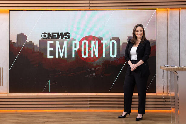 Cecília Flesch no cenário do Em Ponto na GloboNews