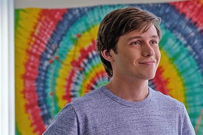 Protagonista do filme com amor simon, da sessão da tarde, nick robinson sorrindo