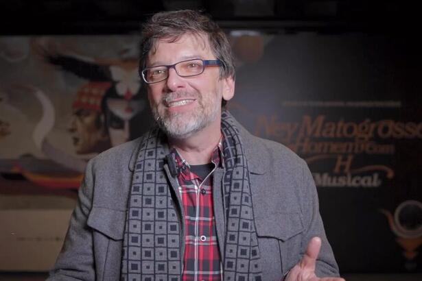 Emílio Boechat nos bastidores da peça Ney Matogrosso o Musical