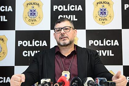 Delegado Charles Leão conversa com journalistas durante coletiva de imprensa sobre o golpe do pix na Record TV