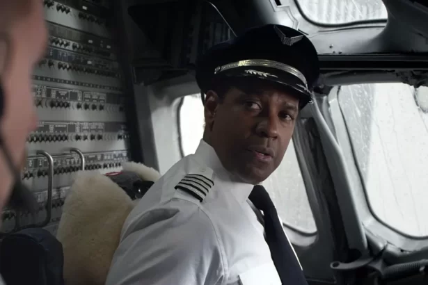 Denzel Washington em trecho do filme O Voo, exibido pelo SBT