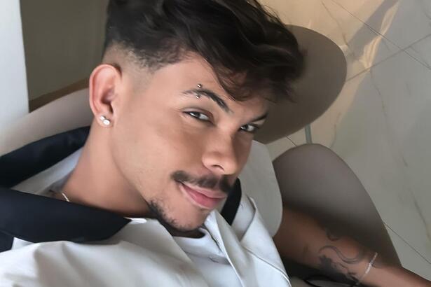 Jessé Aguiar olhando para a câmera em selfie