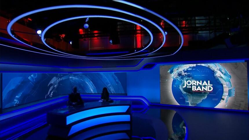 Cenário do Jornal da Band escurecido ao final da estreia da nova fase