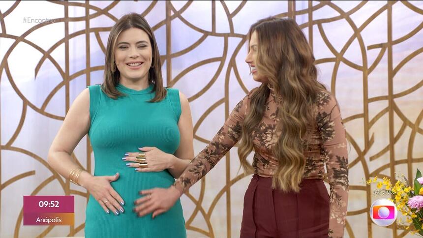 Patrícia Poeta acaricia barriga de Michelle Loreto que está grávida
