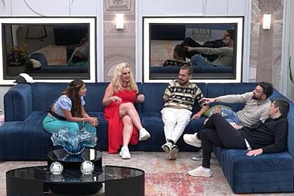 Gyselle Soares, Ana Paula Almeida, Daniel Toko, Bruno Tálamo e Thiago Servo no sofá do A Grande Conquista