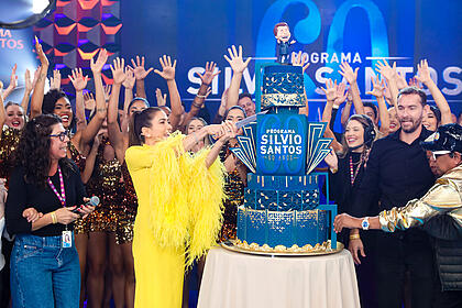 Patrícia abravanel corta o bolo de aniversário dos 60 anos do programa silvio santos