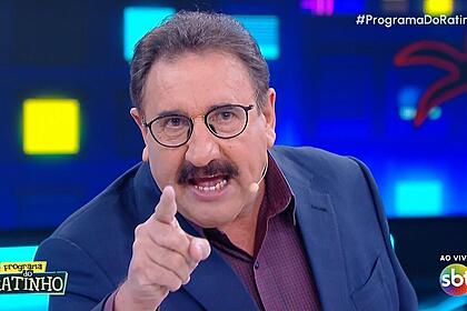 Ratinho aponta o dedo para a câmera enquanto critica Parada do Orgulho LGBT+ mais uma vez