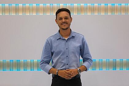Rodrigo de luna no cenário da tv jornal, afiliada do sbt