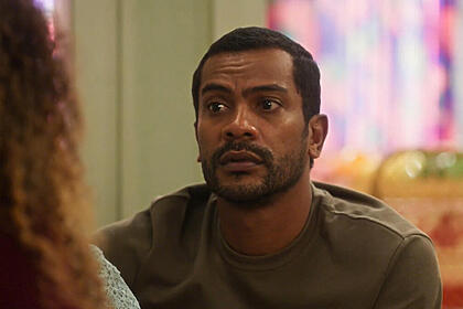 Sol (sheron menezzes) conta sonho para ben (samuel de assis) em cena de vai na fé nesta quinta-feira, 29/06/2023