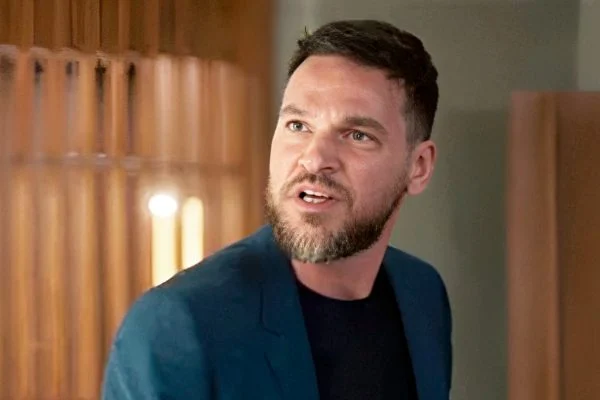 Theo fica furioso em cena de Vai na Fé