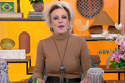 Ana Maria Braga na mesa de bancada do Mais Você