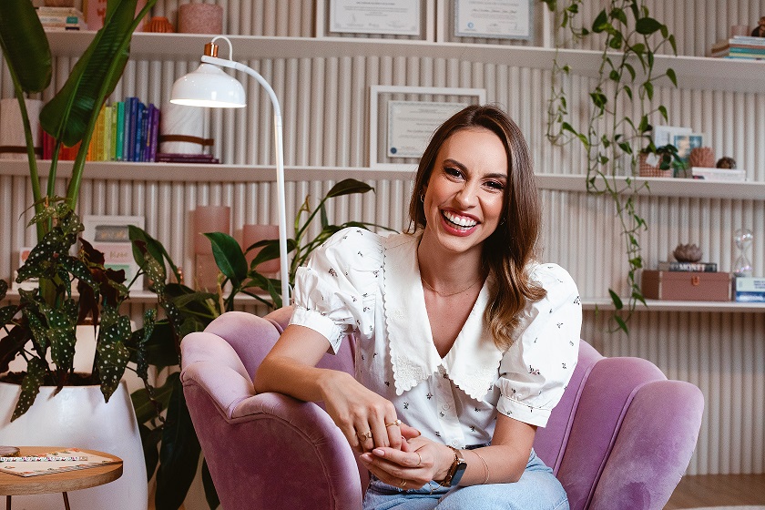 Psicóloga clínica Ana Streit sorrindo no consultório