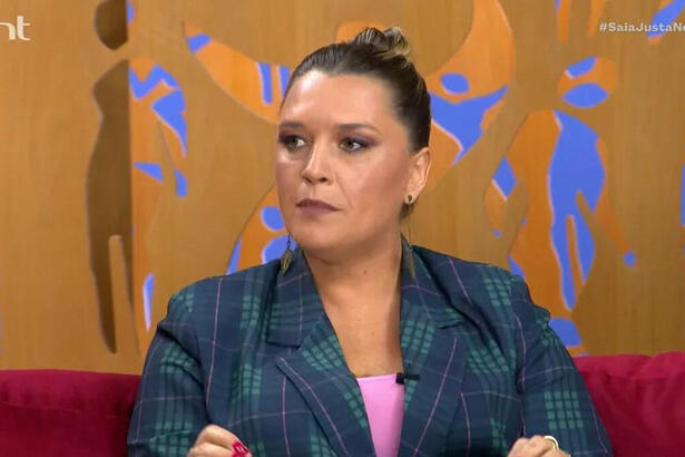 Ana Thaís Matos sentada no sofá do Saia Justa