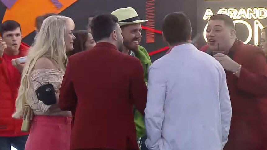 Bruno Tálamo, em conversa com Thiago Servo, Gyselle Soares, Erick Ricarte, Daniel Toko e Ana Paula Almeida na festa final do A Grande Conquista