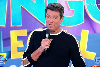Celso portiolli no palco do domingo legal