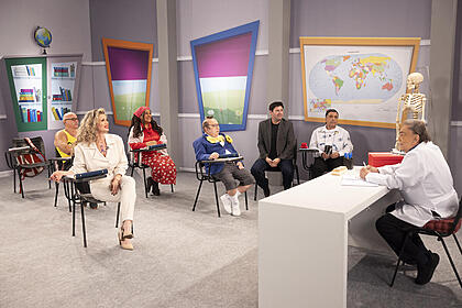 Cenário da Escolinha é recriado no Domingo Espetacular com Dedé Santana como professor e os alunos Cida Marques (Dona XT), Araíde Rocha (Juliana Nostra), Paulo Cintura, Geraldo Magela (Zé do Banjo) e Castrinho (Geraldo).