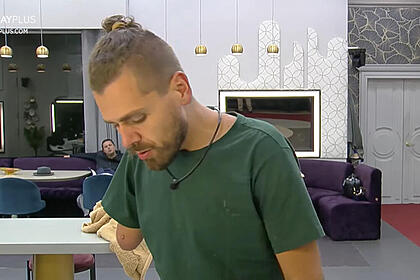 Daniel Toko em conversa com Thiago Servo na cozinha do A Grande Conquista