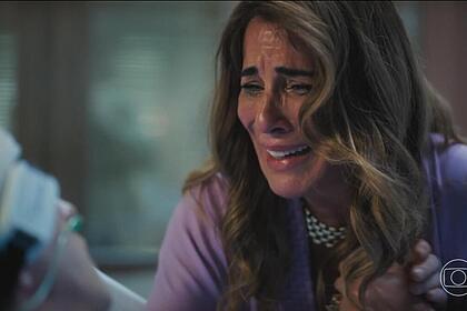 Irene (gloria pires) chora ao ver o filho morrendo em cena de terra e paixão