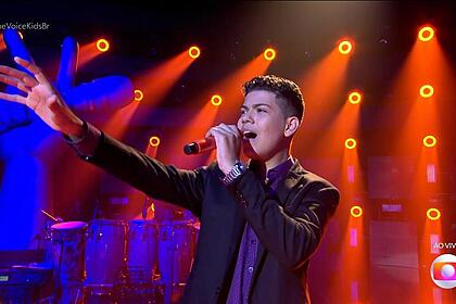 Henrique Lima no palco do The Voice Kids