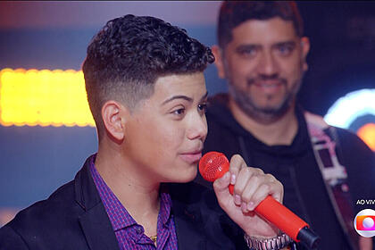 Henrique Lima no palco do The Voice Kids