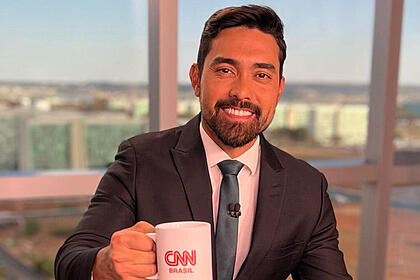 Kenzô Machida em foto posada no estúdio da CNN Brasil em Brasília