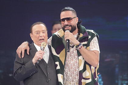 Latino e raul gil no palco do programa raul gil