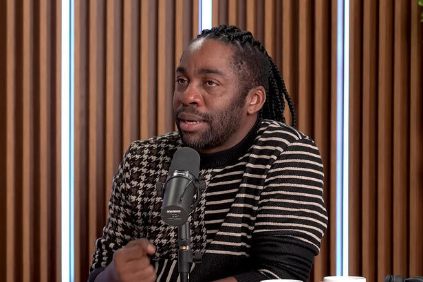 Lázaro Ramos sentado na mesa, em entrevista ao podcast 'Quem Pode, Pod'