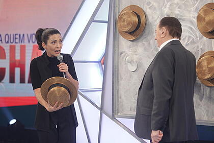 Raul gil e marlei cevada no palco do programa raul gil