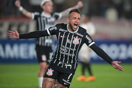 Maycon, de abraços abertos, comemorando gol com a camisa do corinthians pela sul-americana