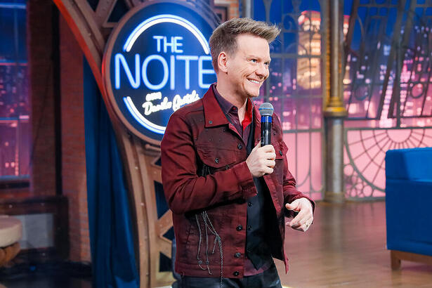 Michel Teló cantando no estúdio do The Noite