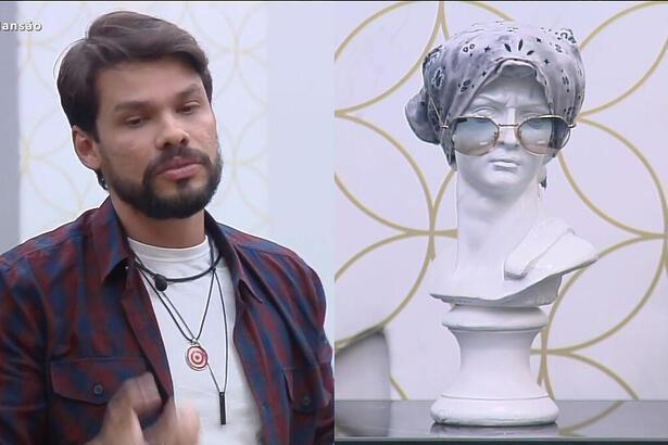 Alexandre Suíta fala sobre o busto estátua do A Grande Conquista que está com um lenço e um óculos escuro