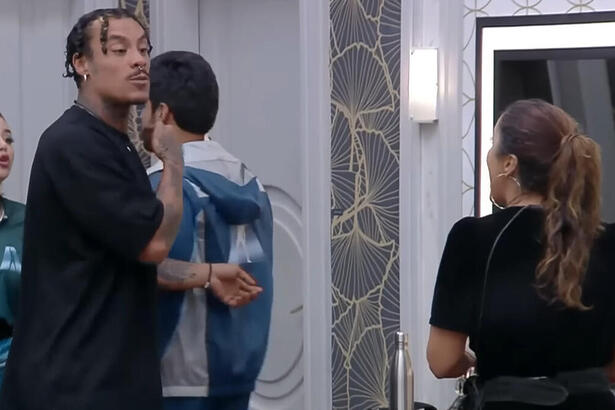 Murilo e Gyselle discutindo no A Grande Conquista, com Victoria e Ricardo ao fundo