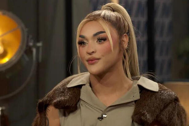 Pabllo Vittar no estúdio do programa Conversa com Bial