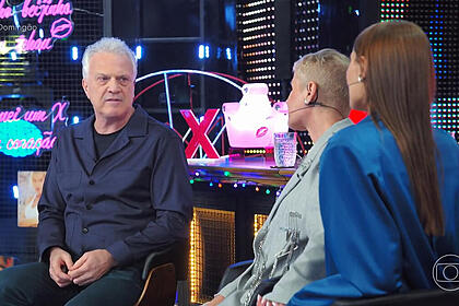 Pedro Bial, Xuxa e Sasha sentados, em participação no Domingão