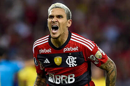 Pedro atacante com a camisa do Flamengo