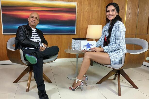 Cláudio Manoel e Daniela Albuquerque nos bastidores da entrevista no Sensacional da RedeTV!